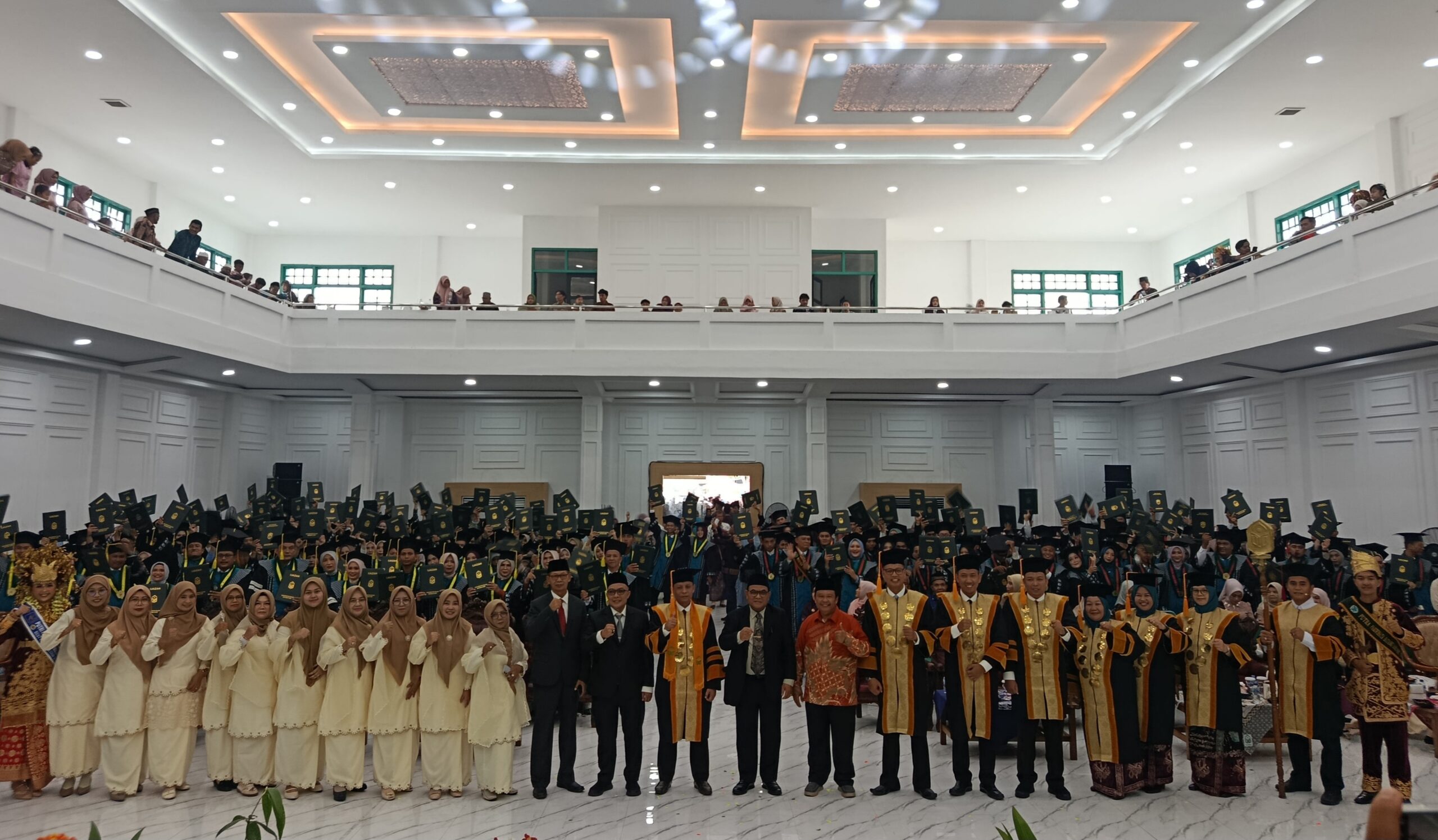 293 Mahasiswa Diwisuda, UNISBA Luluskan 272 Sarjana dan 21 Magister
